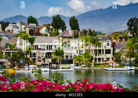 Lake Mission Viejo est un réservoir créé pour les loisirs à Mission Viejo, Orange County, en Californie. Le réservoir est formé par un barrage en terre acro Banque D'Images