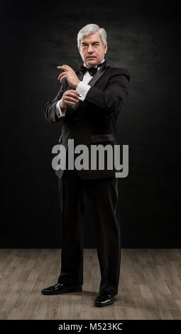 Portrait of handsome Young business leader sur fond noir Banque D'Images