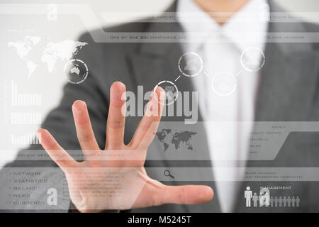 Businesswoman touching réseau social icônes sur l'écran virtuel, Banque D'Images