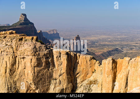 Grande Vallée du Rift en Afrique du nord avec Koraro,foothills rock fourmillements dans les montagnes près de Hawzien Gheralta,,tigré,Ethiopie Banque D'Images