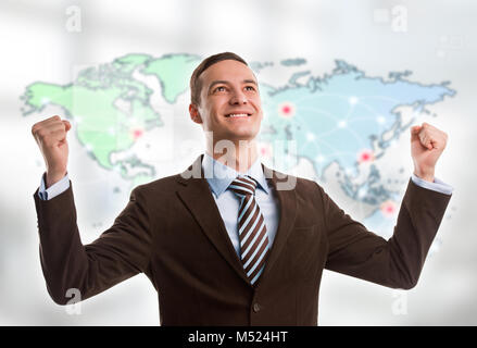 Portrait of young man standing in front of grande carte du monde. Les emplacements de serveur et les connexions en ligne sont affichées sur la carte virtuelle. Fournir l'hébergement Banque D'Images