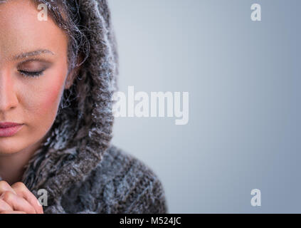 Belle Femme d'hiver avec le gel maquillage sur fond bleu Banque D'Images