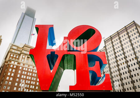 Gouttes de pluie sur la sculpture emblématique gratte-ciel et disparaître dans les nuages gris à l'amour, connue officiellement sous le nom de John F. Kennedy Plaza. Banque D'Images