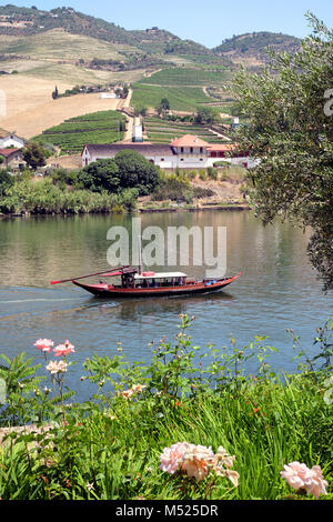 Excursion en bateau rabelo dans la région viticole du Haut-Douro (avec Quinta do Bomfim domaine i l'arrière-plan), Pinhão, Portugal, Europe Banque D'Images