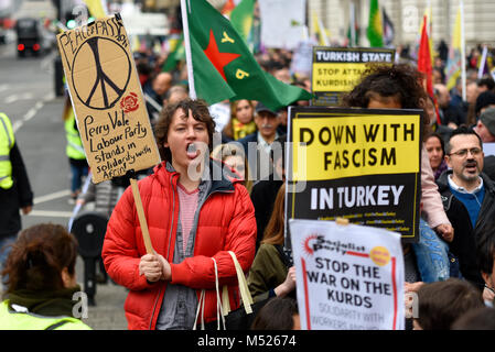 Manifestation contre les allégations de crimes de guerre turc à Afrin, une ville kurde en Syrie. Londres, Royaume-Uni. Défendre Afrin. A bas le fascisme placard. Travail Banque D'Images