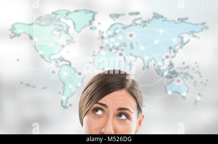 Portrait of young woman standing in front of grande carte du monde. Les emplacements de serveur et les connexions en ligne sont affichées sur la carte virtuelle. Dispositions d'hébergement Banque D'Images