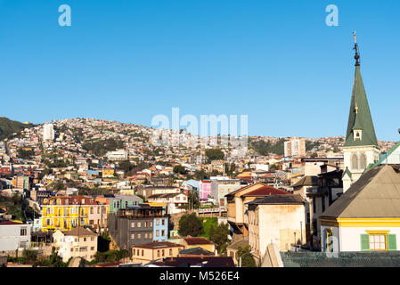 Vue sur les maisons colorées de Valparaiso au Chili Banque D'Images