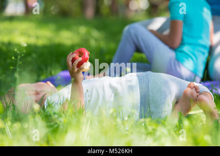 Groupe d'enfants heureux de s'amuser sur l'herbe verte à l'extérieur dans spring park Banque D'Images
