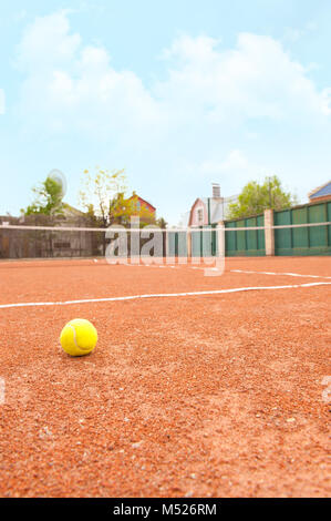 Balle de tennis sur terre battue Banque D'Images