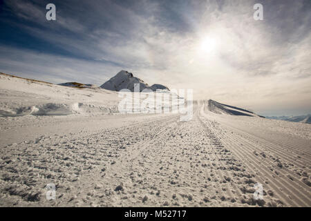 Piste de ski de fond dans la neige, hiver lumineux soleil sur ciel bleu clair Banque D'Images