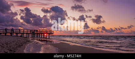 Panorama d'un coucher de soleil sur la plage de la mer Baltique Banque D'Images