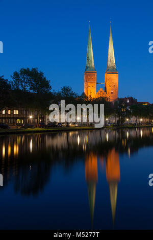 La Cathédrale de Lübeck / Dom zu Lübeck / Lübecker Dom tours illuminées la nuit, Schleswig-Holstein, Allemagne Banque D'Images