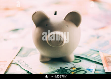 Piggy tirelire avec les espèces en euros Banque D'Images