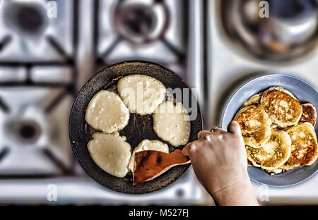 Femme fry crêpes dans une poêle Banque D'Images