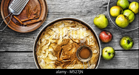 Tarte aux pommes et cannelle. Banque D'Images