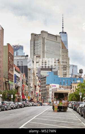 La ville de New York, USA - Le 27 mai 2017 : des camions de livraison en cours de déchargement dans le quartier de Chinatown. Banque D'Images