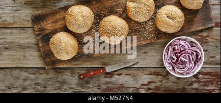 Des hamburgers faits maison. Vue de dessus, gros plan. Style rustique. Banque D'Images