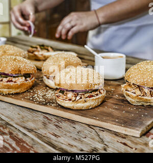 La cuisine maison. Une femme est la cuisson des hamburgers Banque D'Images