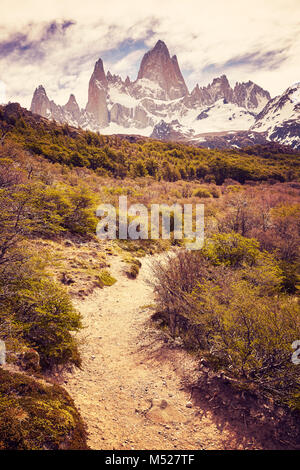 Chemin dans la montagne Fitz Roy, désert aux tons couleur photo, l'Argentine. Banque D'Images