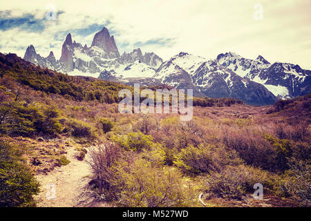 Chemin dans la montagne Fitz Roy, désert aux tons couleur photo, l'Argentine. Banque D'Images