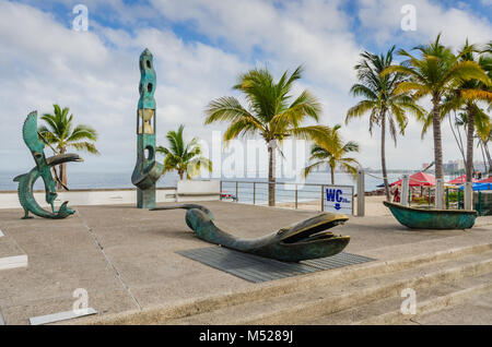 Bronze sculptures de Pedro Tello sur artwalk le long du Malecon, le bord de l'esplanade, à Puerto Vallarta, Jalisco, Mexique. Banque D'Images