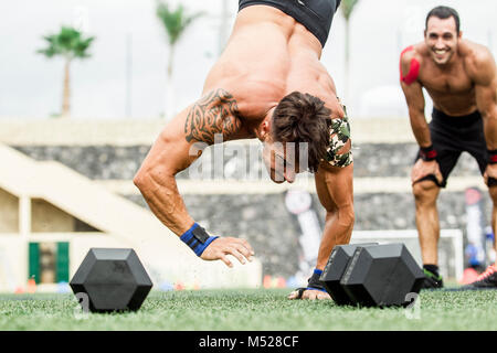 Man doing handstand durant la compétition crossfit, Tenerife, Canaries, Espagne Banque D'Images