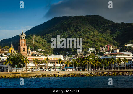 Vue du littoral de Puerto Vallarta, Mexique, Jalisca comprend Malecon, boutiques, et de la cathédrale. Banque D'Images