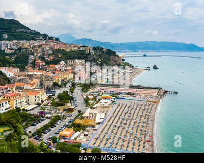 Lido touristique avec parasols et chaises longues, Vietri sul Mare,province de Salerne, Amalfi Coast, Campanie, Italie Banque D'Images