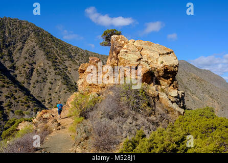 Rock formation,femme,sur le sentier de randonnée près de Vallehermoso,Tamargada,La Gomera Canaries, Espagne Banque D'Images