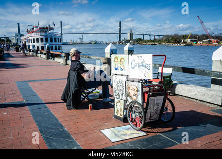 Stand Caricature et bateau-mouche sur Riverfront Promenade à Savannah, GA. Banque D'Images