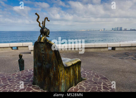 L'un des huit surreal sculptures en bronze, ainsi nommé "La Rotonda del Mar' par Alejandro Colunga, sur le long du Malecon, artwalk waterfront esplanade, en P Banque D'Images