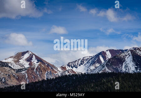 La Sierra Madre montagnes couvertes de neige vu de Mammoth, en Californie. Banque D'Images