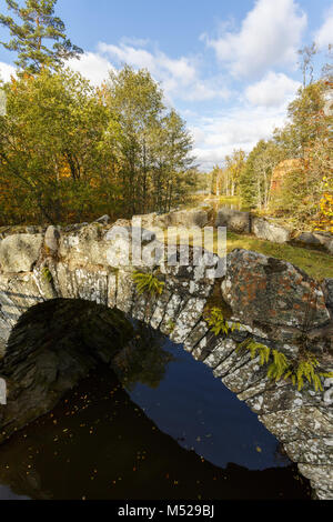 Arch pont sur une rivière en automne Banque D'Images