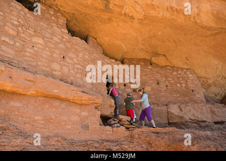 Les personnes qui visitent la maison lune ruines, Cedar Mesa, Ours Oreilles National Monument, Utah, USA Banque D'Images