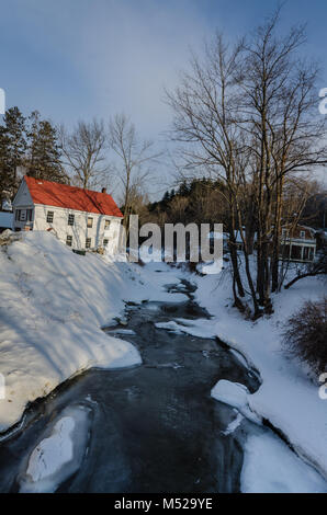 Paysage d'hiver gelé dans Grafton, New York comprend Saxton River Creek et l'ancienne caserne des pompiers. Banque D'Images