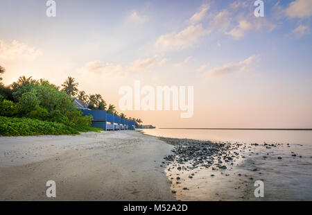 Tôt le matin sur la plage de sable fin aux Maldives Banque D'Images