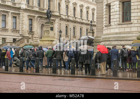 LONDON, UK-Février 10, 2018 : sous la pluie avec des parapluies pour l'entrée de Churchill war rooms à Londres. Banque D'Images