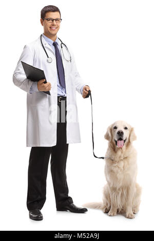 Portrait d'un vétérinaire avec un labrador retriever dog isolé sur fond blanc Banque D'Images