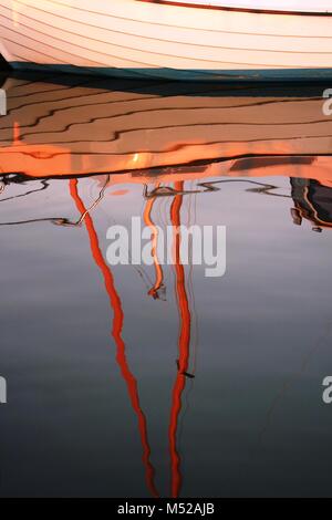 Les bateaux sont reflétées dans l'eau Banque D'Images