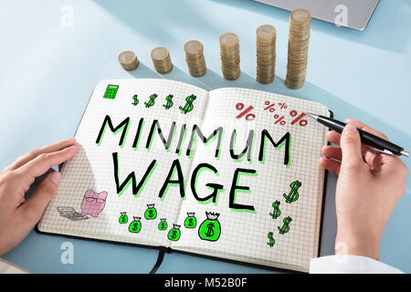 Salaire Minimum Dessin femme mots dans le bloc-notes Banque D'Images