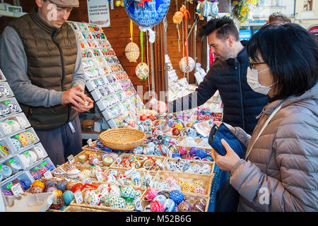 Prague - 16 AVRIL : un vendeur enfile Les Œufs de Pâques pour un client asiatique avec masque chirurgical sur le marché de la vieille ville de Sq. Le 16 avril 2017 à Prague. Couleur Banque D'Images