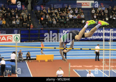 Adam Hauge hits le poteau pendant le saut à la perche à l'Arena Birmingham comme il est en compétition pour devenir le champion britannique. Banque D'Images