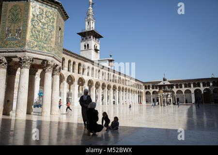 Les enfants jouent dans la mosquée des Omeyyades de Damas au cours de la prière du vendredi. Malgré le conflit en cours en Syrie, dans la vie des pièces détenues par le gouvernement de Damas porte toujours sur relativement pacifiquement. Damas, la capitale de la Syrie, est le plus souvent sous contrôle officiel par le gouvernement syrien du président Bachar al-Assad. Banque D'Images