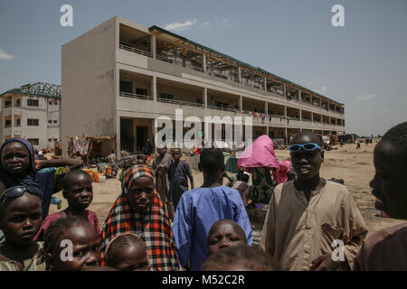 Les personnes déplacées se rassembler à Muna Maison des Douanes au camp des déplacés, à la périphérie de Maiduguri. Plus de deux millions de personnes ont été déplacées pendant le conflit avec Boko Haram. Banque D'Images