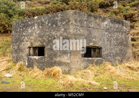 Close up of ruiné de la Seconde Guerre mondiale en béton avec binker trou d'armes à feu, sur la plage, Sandend, Moray, Ecosse, Royaume-Uni Banque D'Images