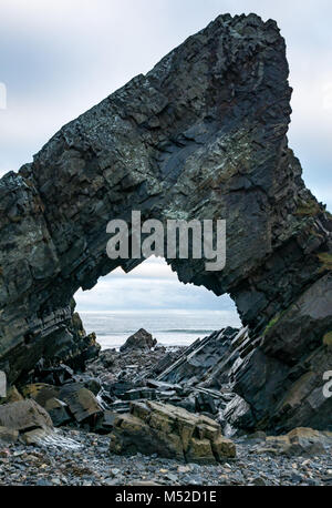 Dans le trou, à la mer, passage naturel porté Rock Tarlair, MacDuff, Aberdeenshire, Scotland, UK Banque D'Images