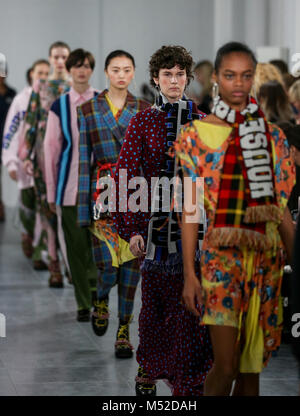 La piste de marche des modèles à la maison de la Holland's show lors de la London Fashion Week Février 2018 à BFC Voir l'espace. Banque D'Images