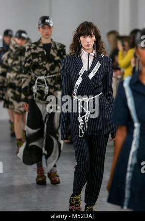 La piste de marche des modèles à la maison de la Holland's show lors de la London Fashion Week Février 2018 à BFC Voir l'espace. Banque D'Images