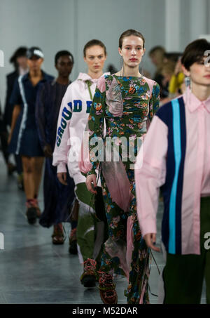 La piste de marche des modèles à la maison de la Holland's show lors de la London Fashion Week Février 2018 à BFC Voir l'espace. Banque D'Images