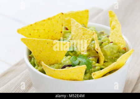 Bol de guacamole avec des chips tortilla Maïs - close up Banque D'Images